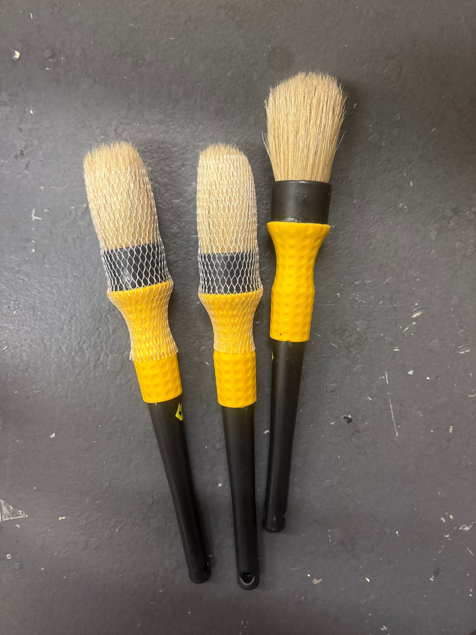 Bumble Bee Detail Brush Tan Bristle